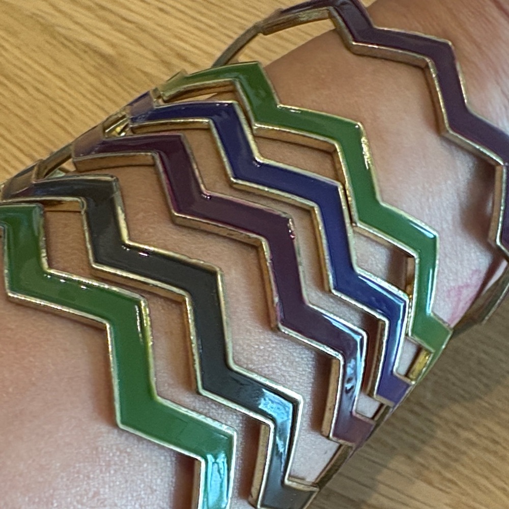 Chevron Patterned Bangle Bracelet - Picture 11 of 11